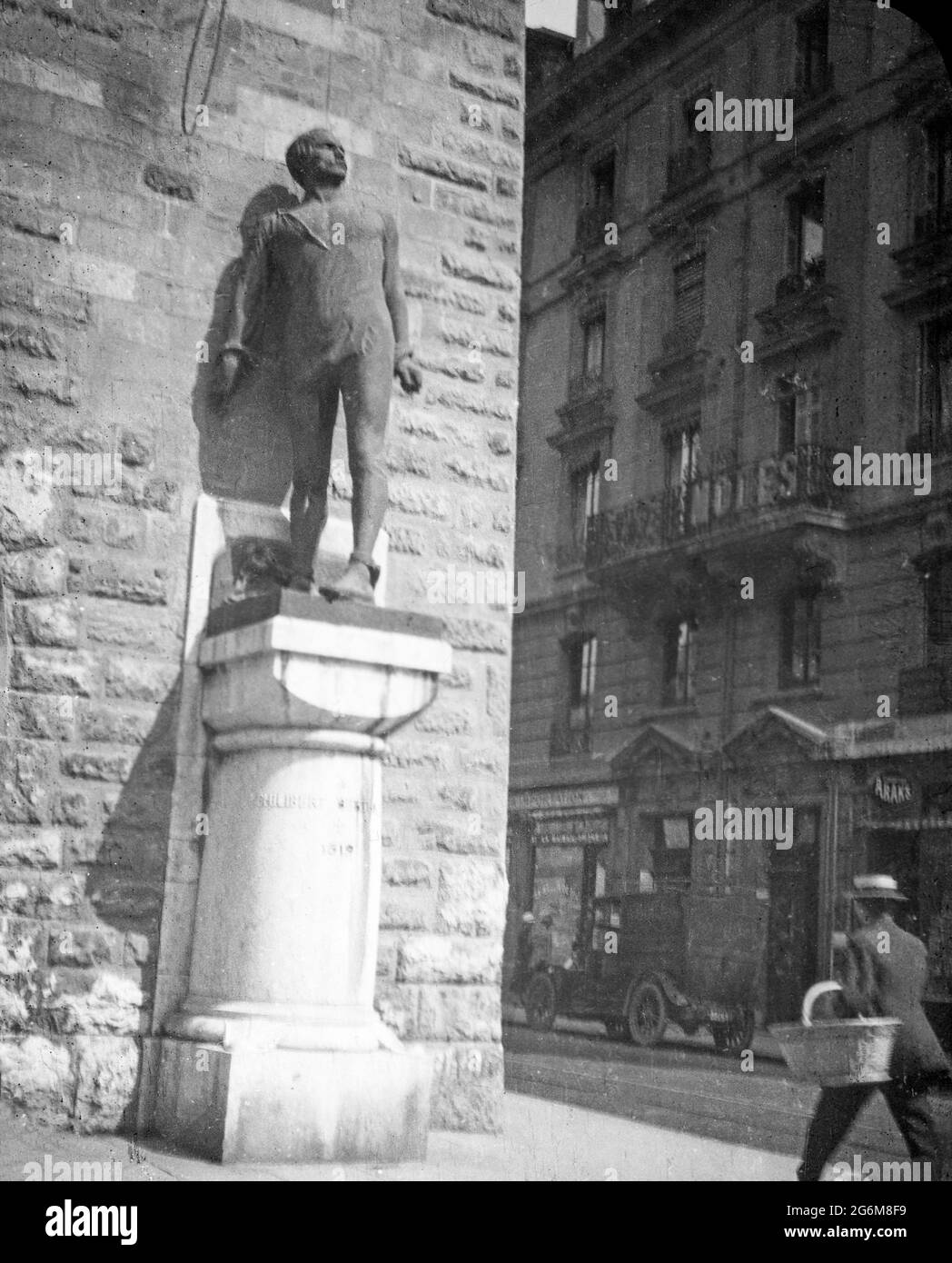 Una fotografia in bianco e nero dei primi anni del XX secolo scattata a Ginevra, in Svizzera, che mostra una statua di un uomo sotto in strada. Foto Stock Una fotografia in bianco e nero dei primi anni del XX secolo scattata a Ginevra, in Svizzera, che mostra una statua di un uomo sotto in strada. Foto Stock