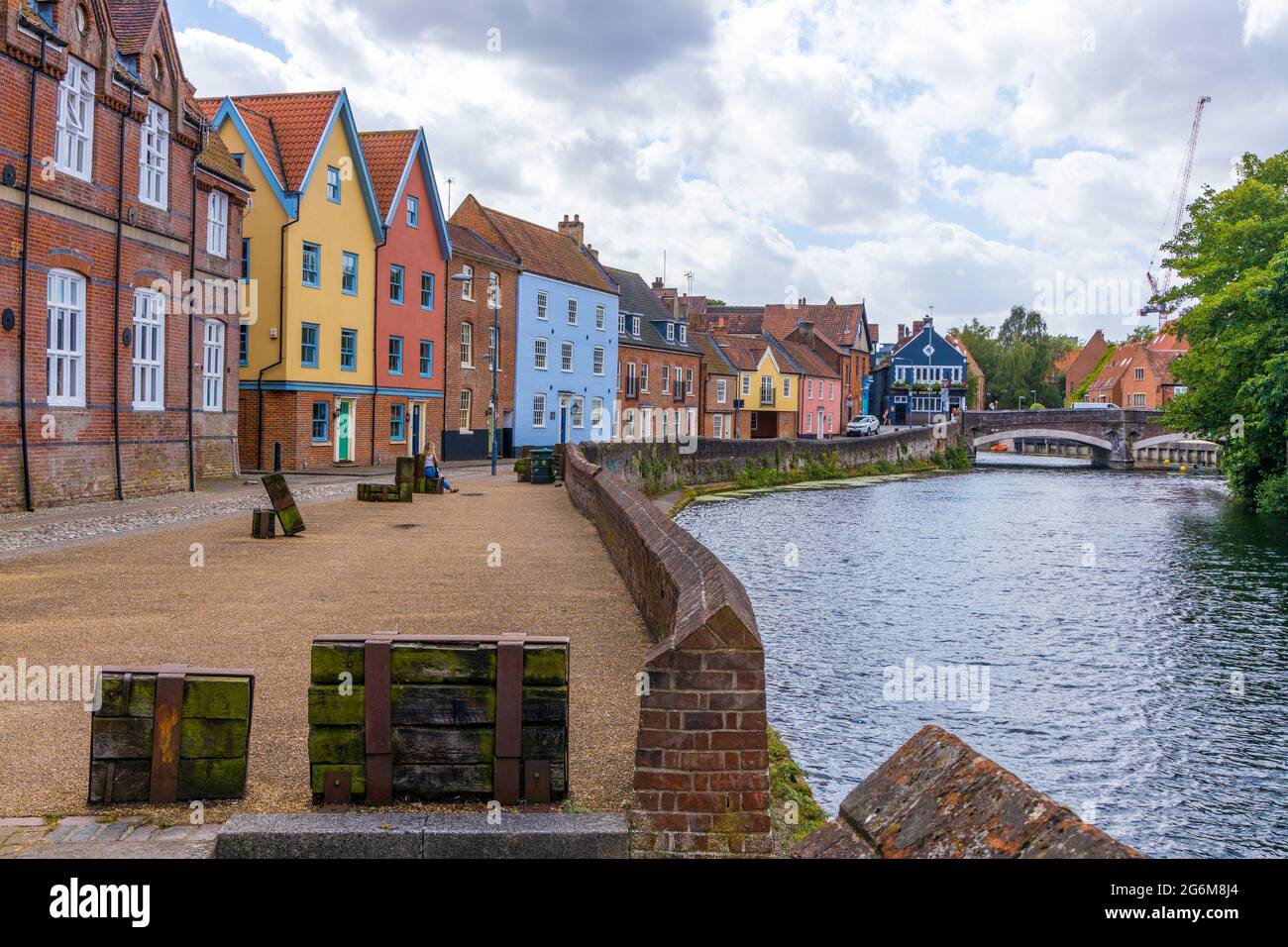 Case alte e colorate lungo la vecchia banchina sul fiume Wensum a Norwich, Inghilterra Norfolk Foto Stock
