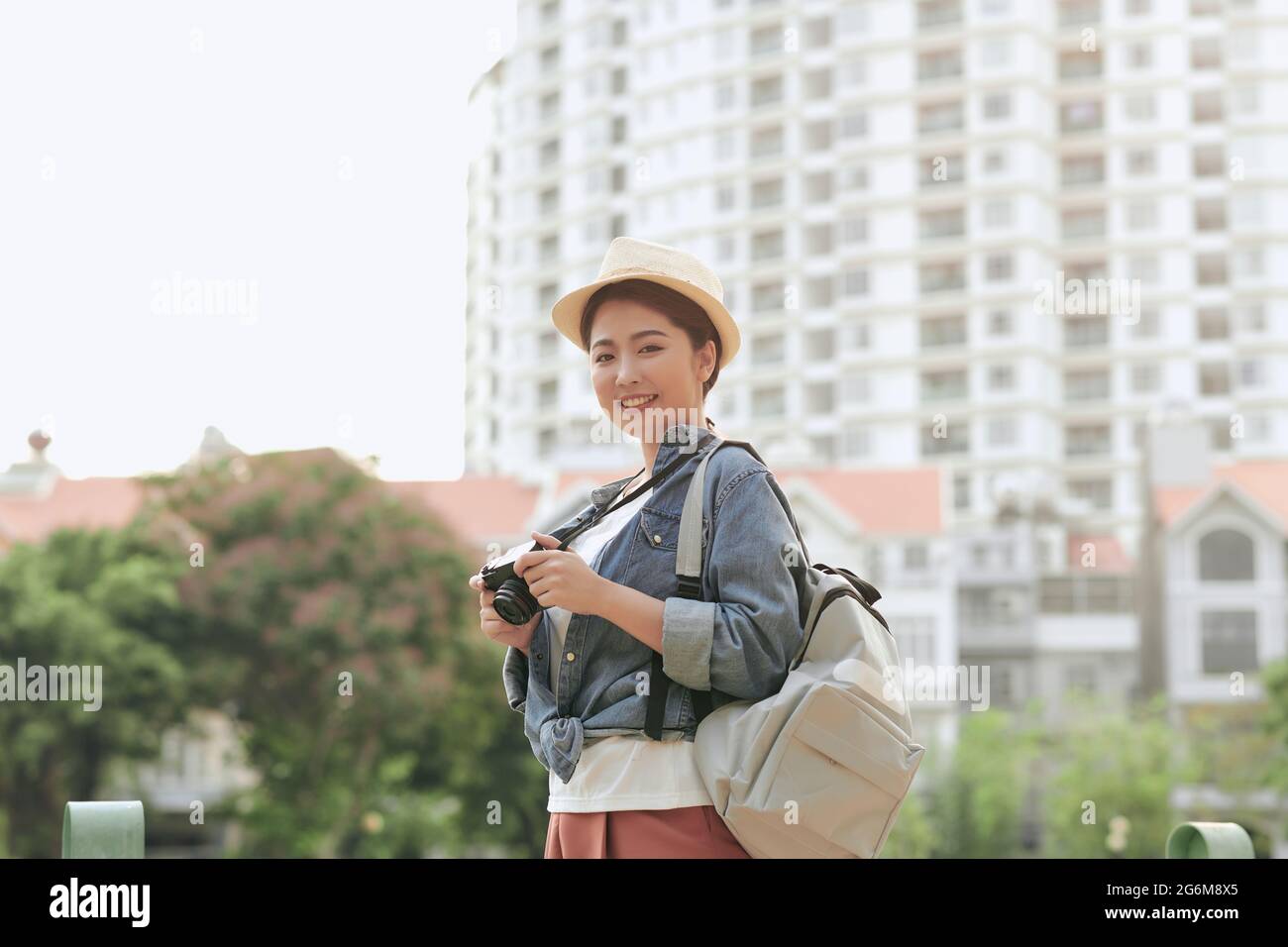 Foto di giovane ragazza turistica che esplora le strade. Foto Stock