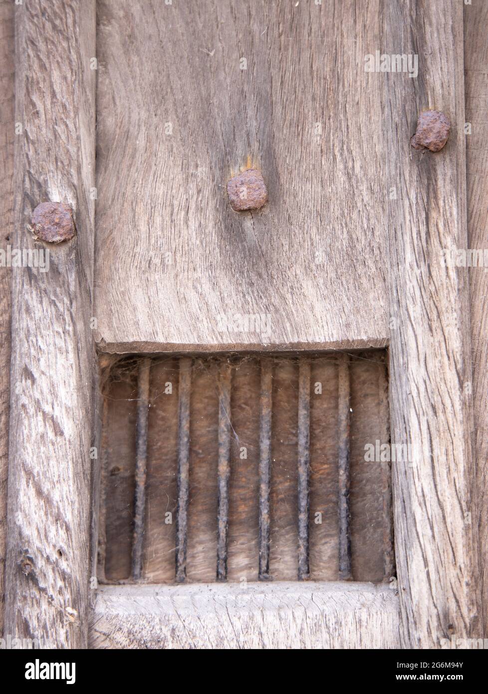 Closeup di piccolo vecchio portone in metallo Lavenham Suffolk Inghilterra Foto Stock
