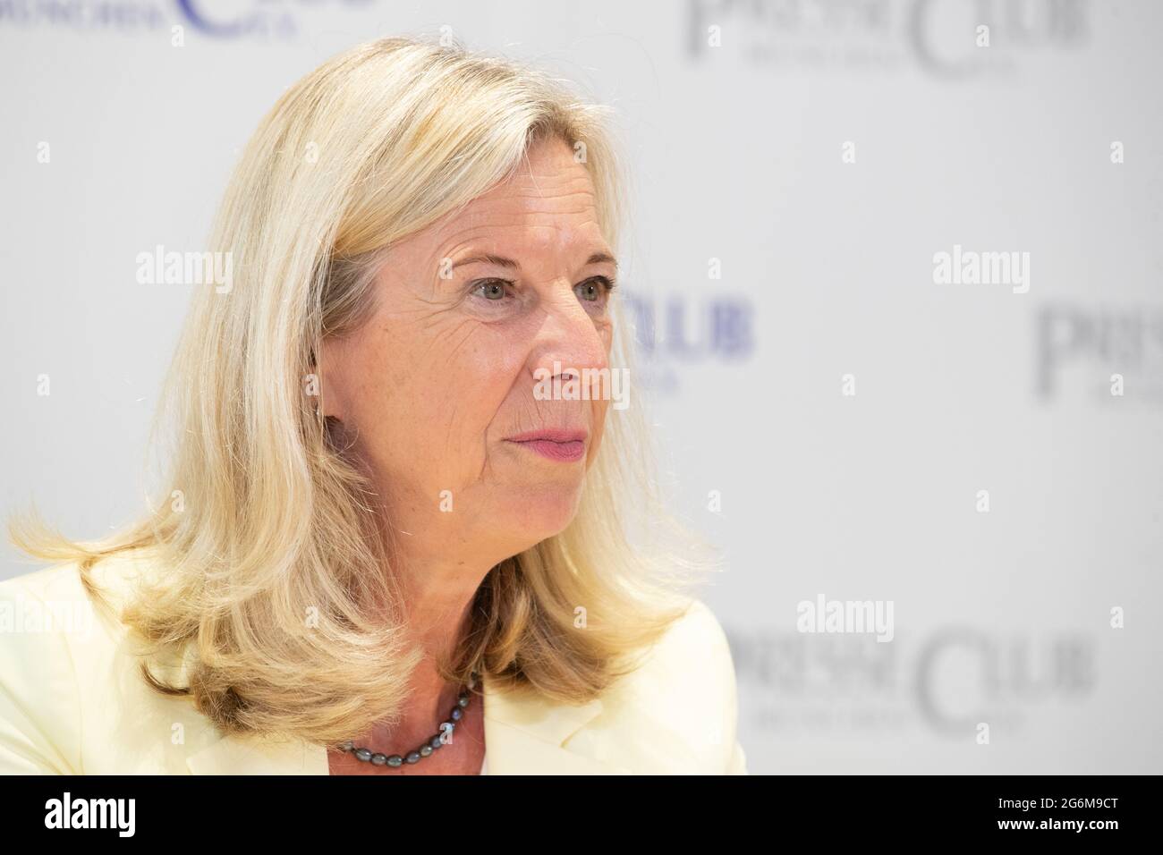 Die Intendantin vom Bayerischer Rundfunk Katja Wildermuth stellt sich am 7. Juli 2021 a München den Fragen der journalist*innen. * il direttore del Bayerischer Rundfunk (servizio di trasmissione bavarese) si astrae dalle domande dei giornalisti il 7 luglio 2021 a Monaco, Germania. (Foto di Alexander Pohl/Sipa USA) Credit: Sipa USA/Alamy Live News Foto Stock