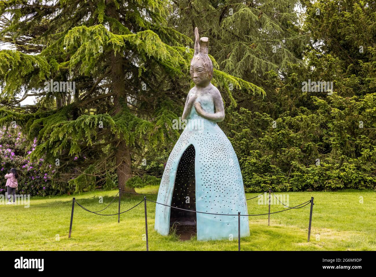 WAKEFIELD, Regno Unito - 10 giugno 2021: Scultura moderna di Leiko Ikemura esposta nei dintorni panoramici dello Yorkshire Sculpture Park. Foto Stock