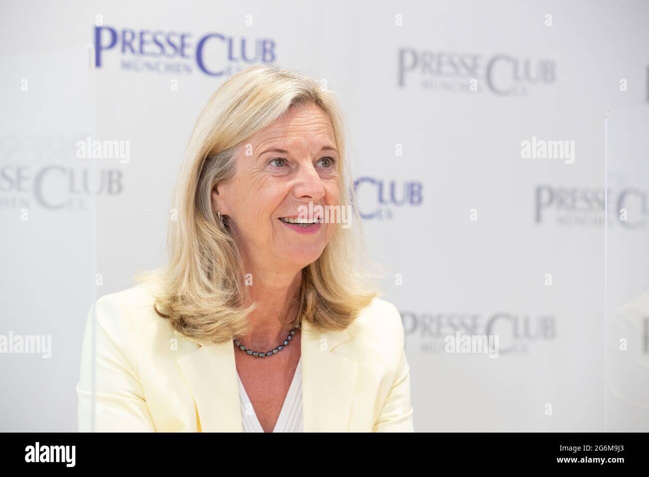 Die Intendantin vom Bayerischer Rundfunk Katja Wildermuth stellt sich am 7. Juli 2021 a München den Fragen der journalist*innen. * il direttore del Bayerischer Rundfunk (servizio di trasmissione bavarese) si astrae dalle domande dei giornalisti il 7 luglio 2021 a Monaco, Germania. (Foto di Alexander Pohl/Sipa USA) Credit: Sipa USA/Alamy Live News Foto Stock