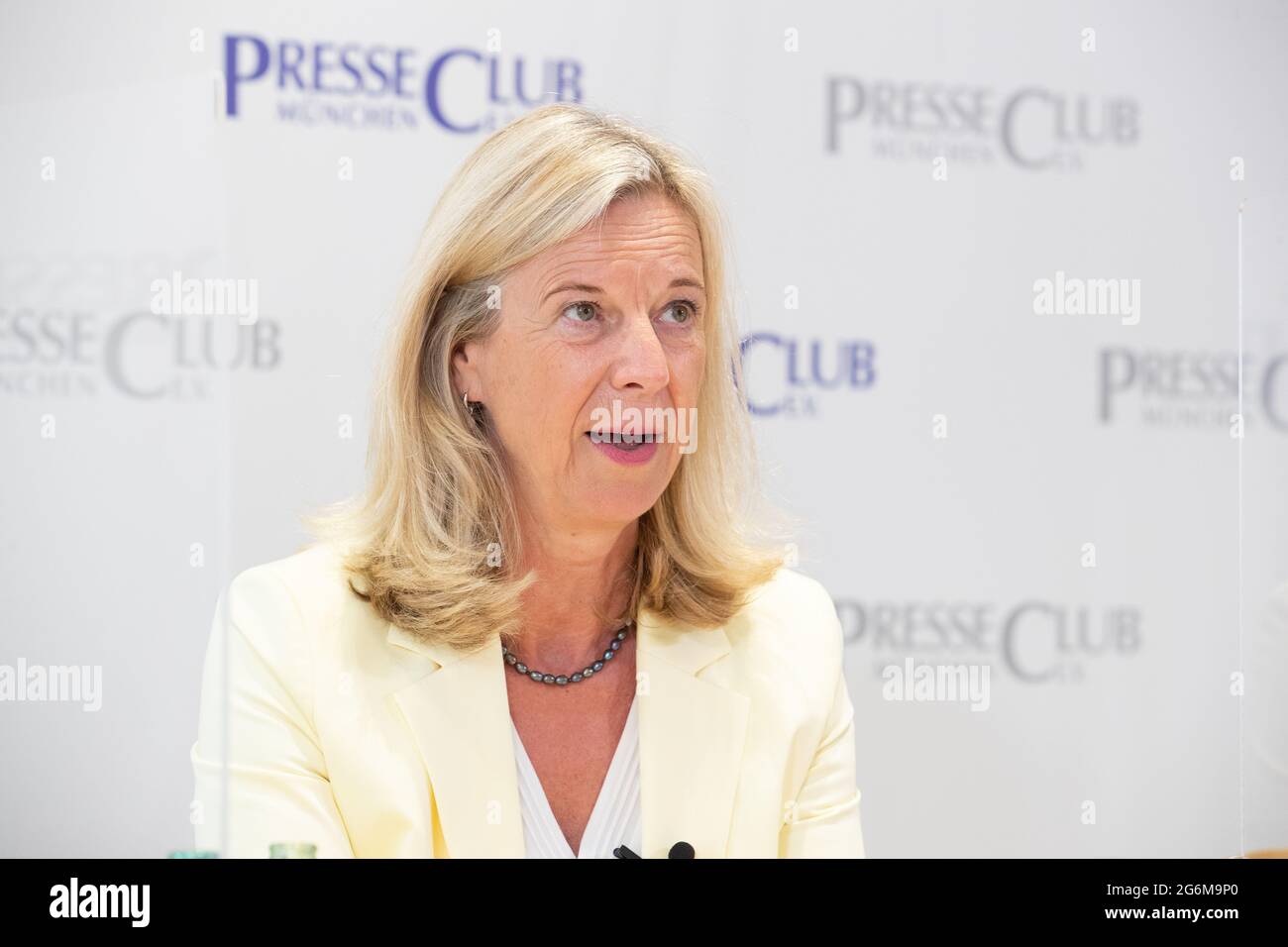 Die Intendantin vom Bayerischer Rundfunk Katja Wildermuth stellt sich am 7. Juli 2021 a München den Fragen der journalist*innen. * il direttore del Bayerischer Rundfunk (servizio di trasmissione bavarese) si astrae dalle domande dei giornalisti il 7 luglio 2021 a Monaco, Germania. (Foto di Alexander Pohl/Sipa USA) Credit: Sipa USA/Alamy Live News Foto Stock