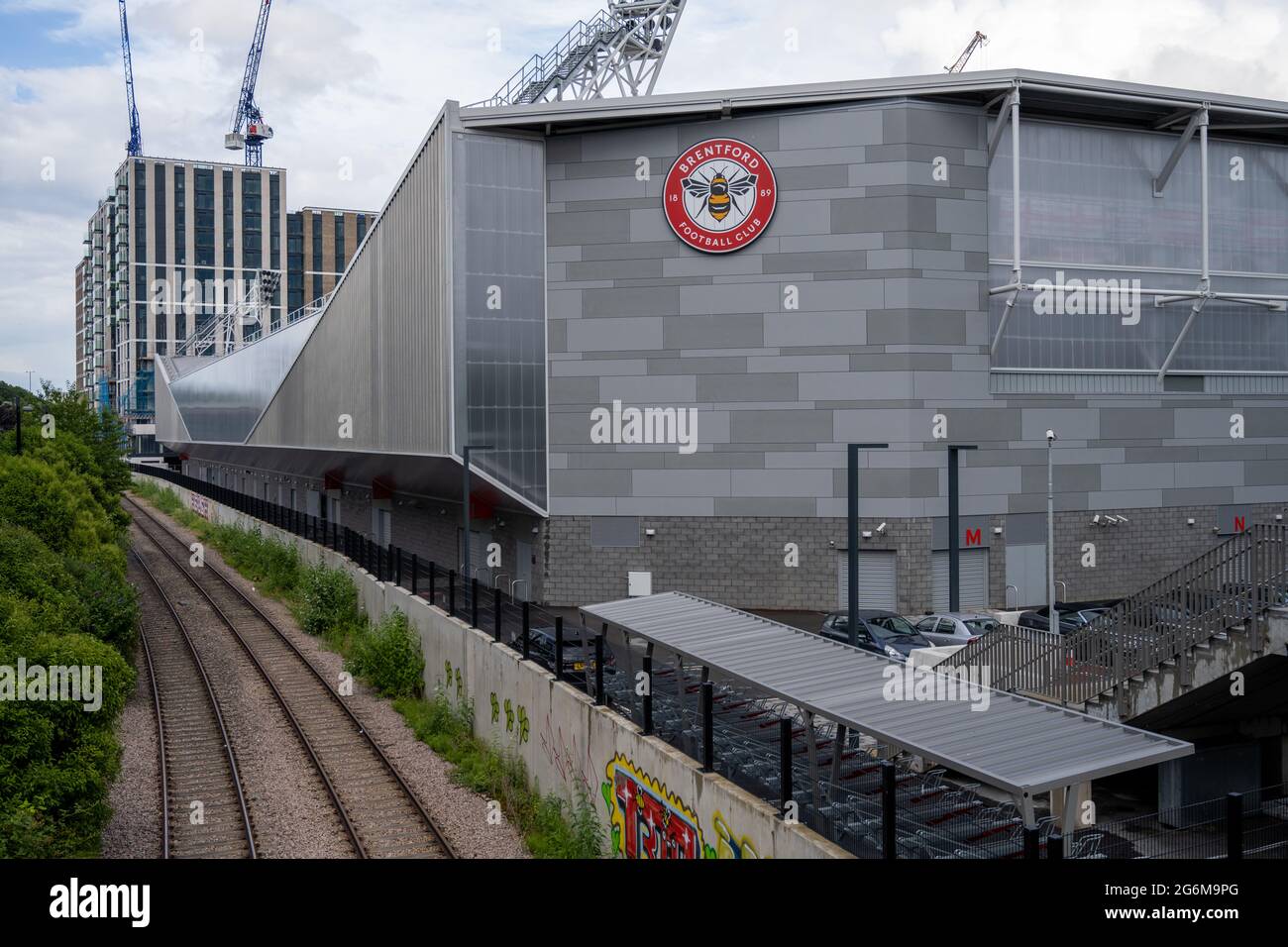 Londra, Regno Unito - 6 luglio 2021: Fuori dal Brentford Community Stadium, sede del Brentford Football Club Foto Stock