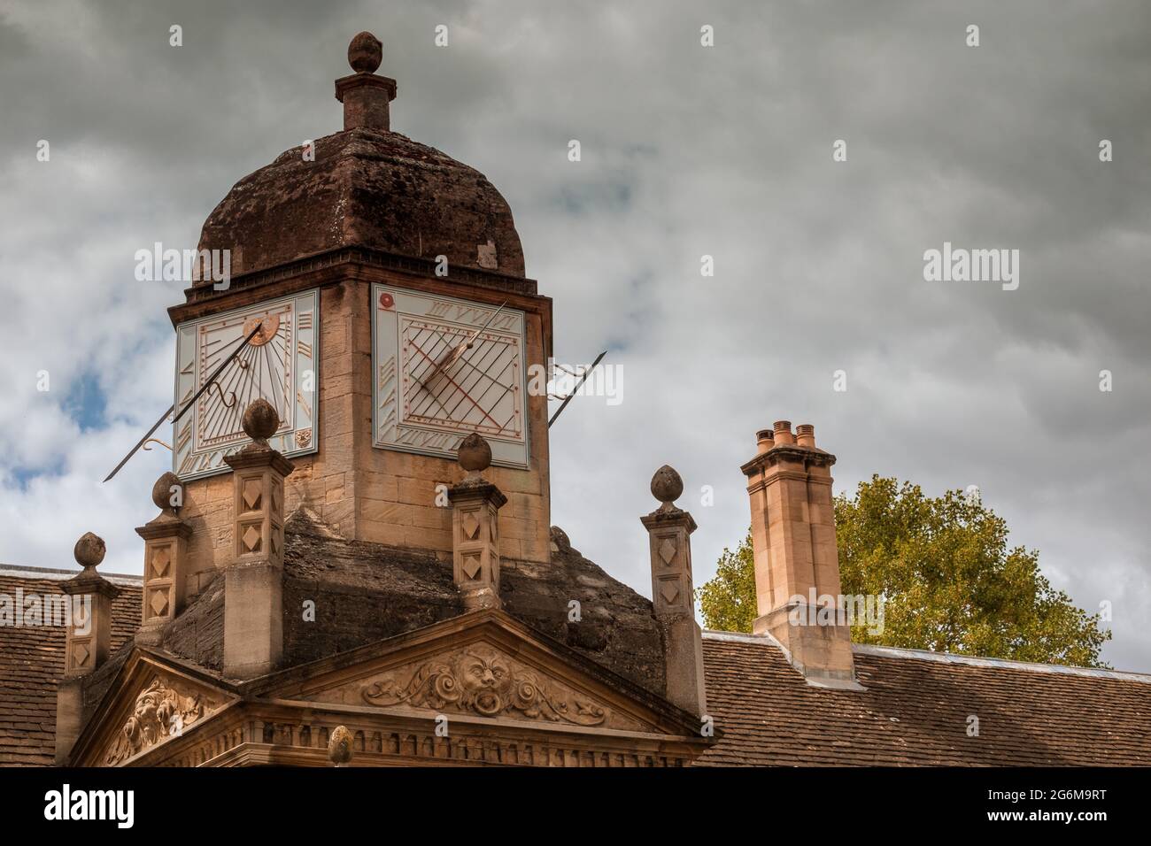 Meridiana verticale a sei lati alla porta d'onore a Caius Court Gonville e Caius College Cambridge University in Senato House Passage Cambridge. Inghilterra Foto Stock