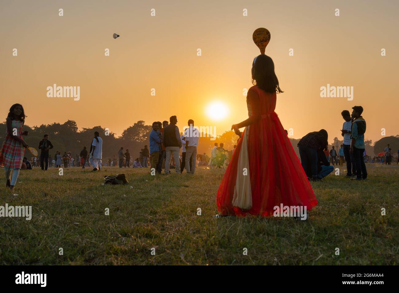 KOLKATA, BENGALA OCCIDENTALE, INDIA - 25 DICEMBRE 2017 : ragazza indiana che gioca badminton a Kolkata Maidan durante il tramonto. È un posto per molti civili a. Foto Stock