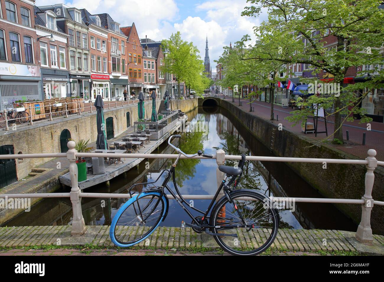 LEEUWARDEN, PAESI BASSI - 17 MAGGIO 2021: Over de Kelders (cantine), una storica banchina sul canale situata nel centro di Leeuwarden, Frisia Foto Stock