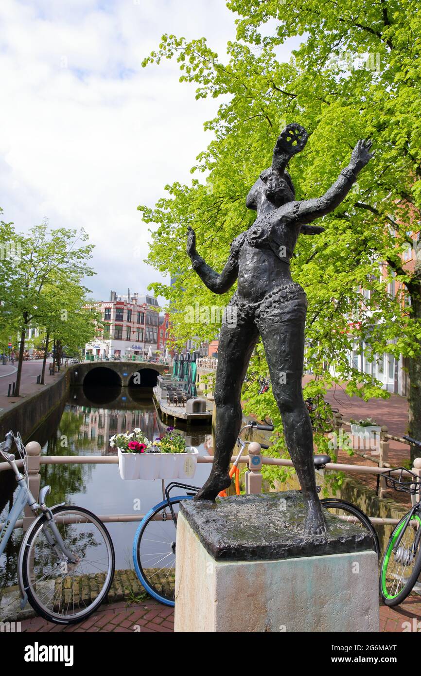 LEEUWARDEN, PAESI BASSI - 17 MAGGIO 2021: Statua di Mata Hari (svelata nel 1976) che si affaccia su de Kelders (cantine), una storica banchina del canale Foto Stock