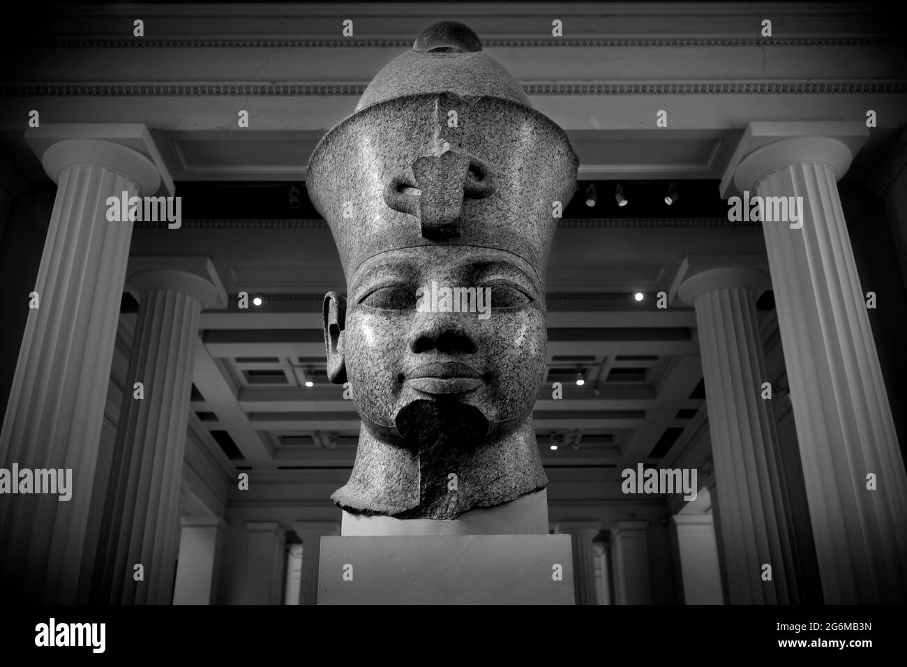 British Museum Fotografia di Brian Harris 2021-07 Capo di Amenhotep III, Amenhotep 111. La colossale statua di granito rosso di Amenhotep III è un granito Foto Stock