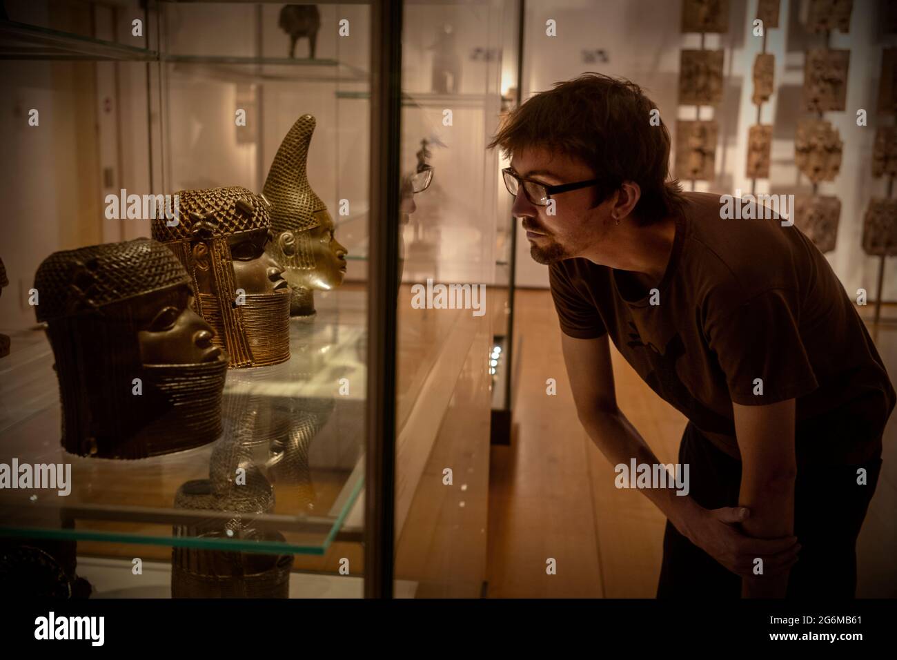 British Museum-The Benin Bronzes photografia di Brian Harris 2021-07 Benin Bronze Heads al British Museum, Londra, Inghilterra. L-R: Testa di ottone di un o Foto Stock