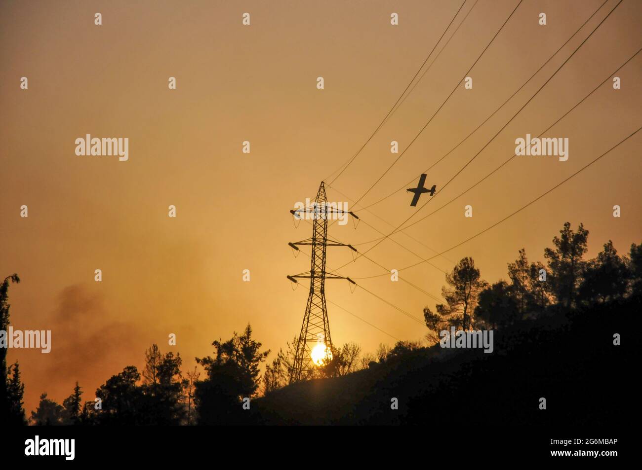 L'aereo antincendio AT-802F di Air Tractor azionato da HIM-NIR Aviation sta cadendo ignifugo su un incendio boschivo su larga scala. Fotografato in Israele Foto Stock