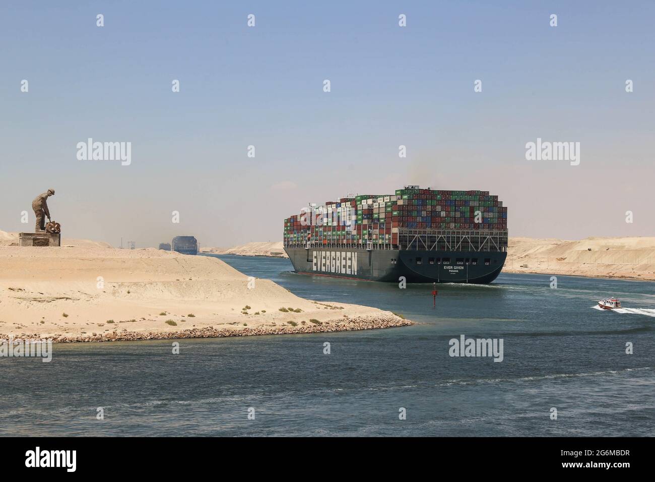 Ismailia, Egitto. 07 luglio 2021. La nave "mai data", bandiera di Panama, naviga attraverso il canale di Suez. La massiccia nave container mai data, Che ha bloccato il canale di Suez e interrotto il commercio globale all'inizio di quest'anno, ha iniziato a navigare dal canale di Suez, dove era stato tenuto per diversi mesi, a seguito di un accordo extragiudiziale colpito da rappresentanti dell'autorità del canale di Suez e dai proprietari giapponesi della nave. Credit: Mahmoud El-khawas/dpa/Alamy Live News Foto Stock