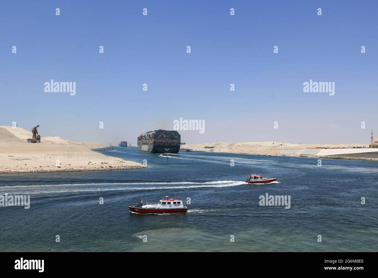 Ismailia, Egitto. 07 luglio 2021. La nave "mai data", bandiera di Panama, naviga attraverso il canale di Suez. La massiccia nave container mai data, Che ha bloccato il canale di Suez e interrotto il commercio globale all'inizio di quest'anno, ha iniziato a navigare dal canale di Suez, dove era stato tenuto per diversi mesi, a seguito di un accordo extragiudiziale colpito da rappresentanti dell'autorità del canale di Suez e dai proprietari giapponesi della nave. Credit: Mahmoud El-khawas/dpa/Alamy Live News Foto Stock