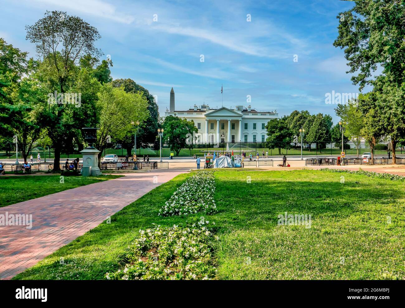 Percorso e un confine di fiori nel Lafayette Park con la Casa Bianca e Washington Monument sullo sfondo. Foto Stock