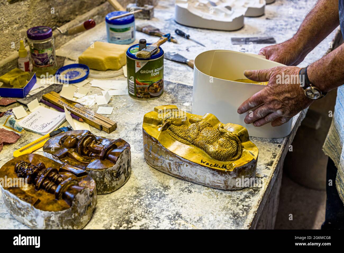 Marolin Manufacture fondata da Richard Mahr produce figurine Papier-Mache finemente dettagliate a Steinach, Germania Foto Stock