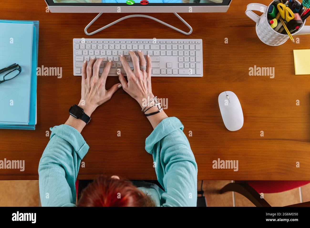 Foto aerea di una donna che scrive nel computer di casa Foto Stock