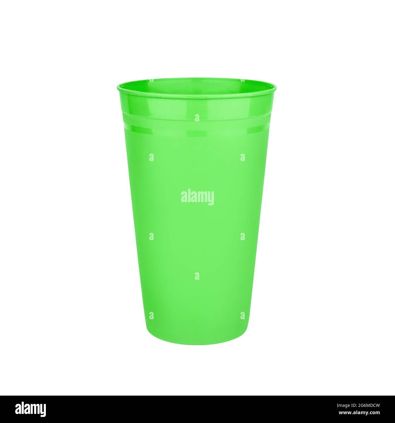 Tazza di plastica vuota verde fondo bianco chiocciolo isolato, bicchiere bianco monouso, bevanda, cocktail, acqua fredda, tazza di caffè caldo, tè, succo di frutta Foto Stock