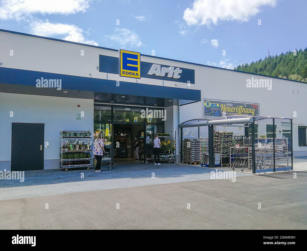 Neckargemuend, Germania: 07 luglio 2021: Apertura di un supermercato Edeka a Neckargemünd, Germania meridionale Foto Stock