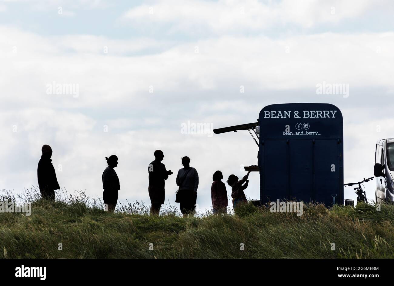Garrettstown, Cork, Irlanda. 07 luglio 2021. I vacanzieri si accodano per un caffè e altri rinfreschi in un crine box convertito sul lungomare di Garrettstown, Co. Cork, Irlanda. - immagine; David Creedon / Alamy Live News Foto Stock