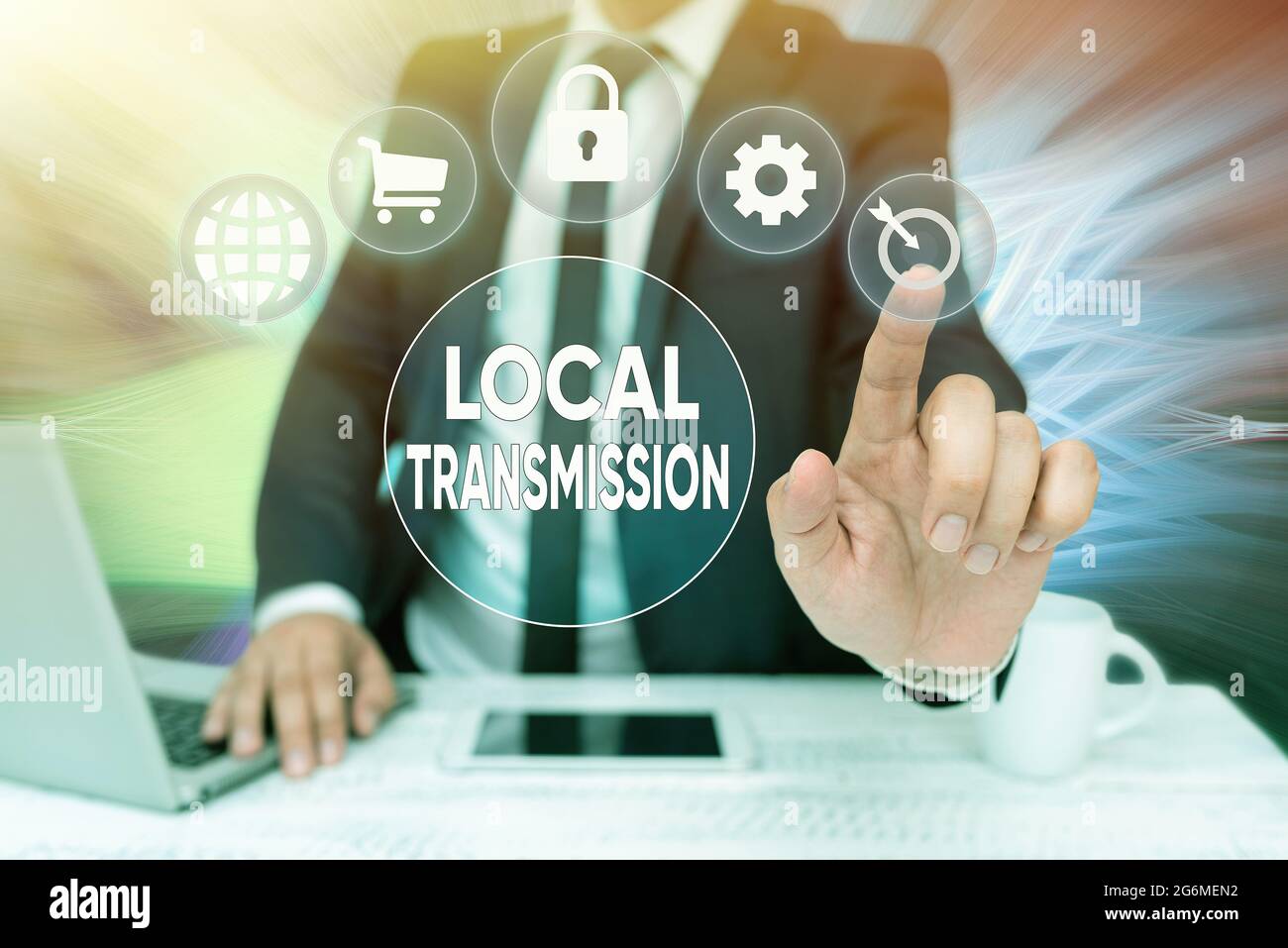 Didascalia concettuale trasmissione locale. Parola scritta su casi di infezione acquisiti in clusteredoriginati da una certa posizione Bussiness Man seduta scrivania Foto Stock