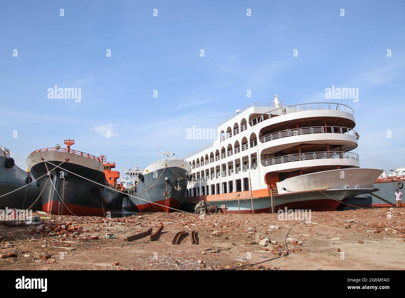 Fiume Buriganga, Bangladesh : UN traghetto è in costruzione sulle rive del fiume Buriganga Foto Stock