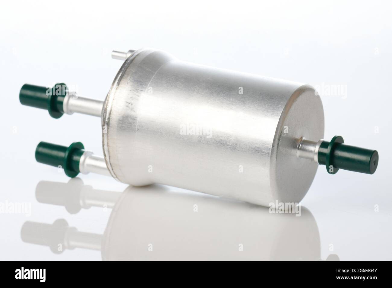 Nuovo filtro gas di ricambio per auto isolato su sfondo studio Foto Stock