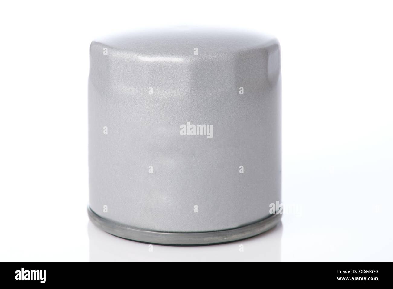Nuovo cilindro del filtro dell'olio in metallo grigio isolato su sfondo dello studio Foto Stock