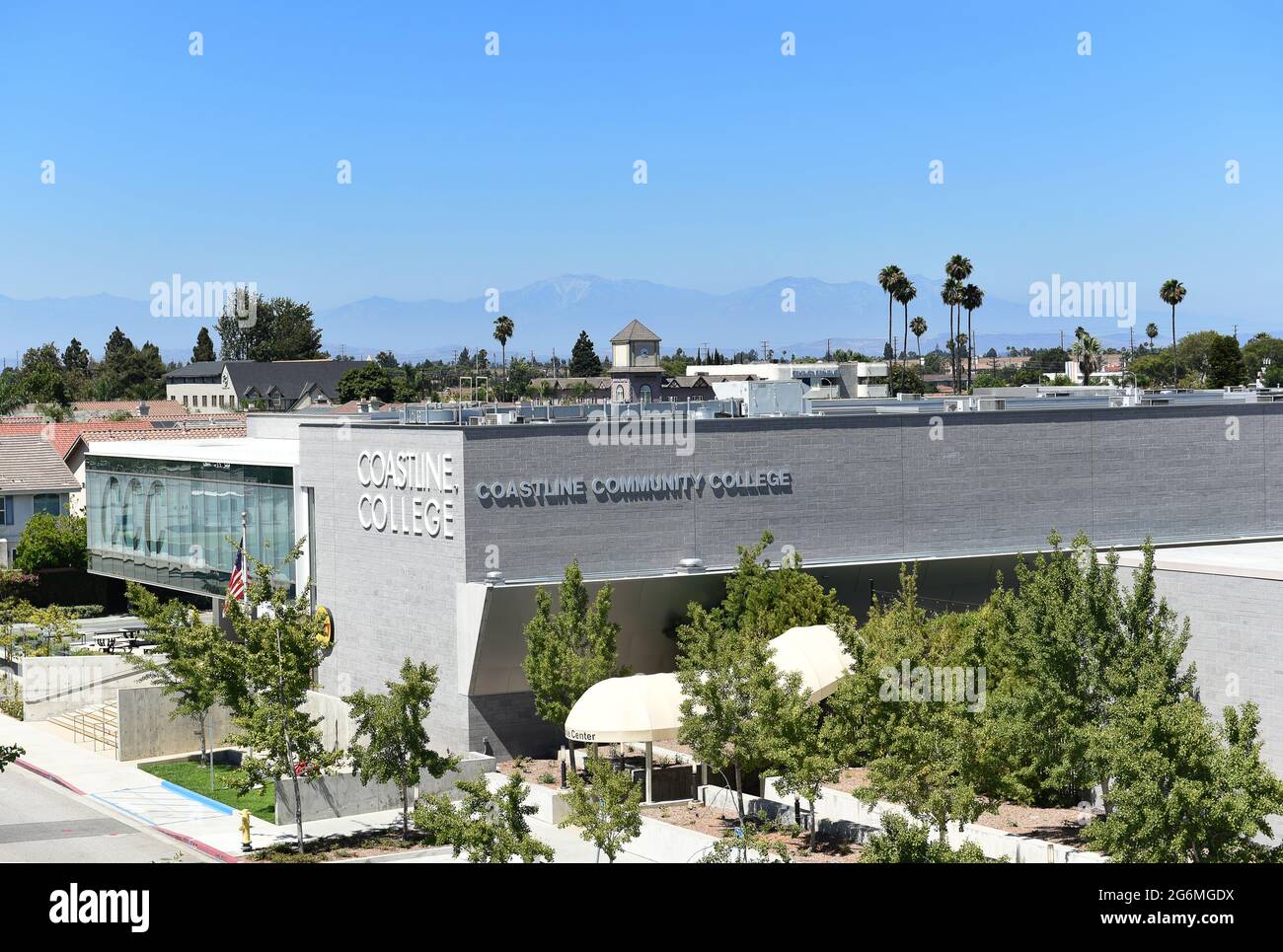 WESTMINSTER, CALIFORNIA - 5 LUGLIO 2021: Vista ad alto angolo dell'edificio del Campus le-Jao del Coastline Community College vicino a Little Saigon. Foto Stock