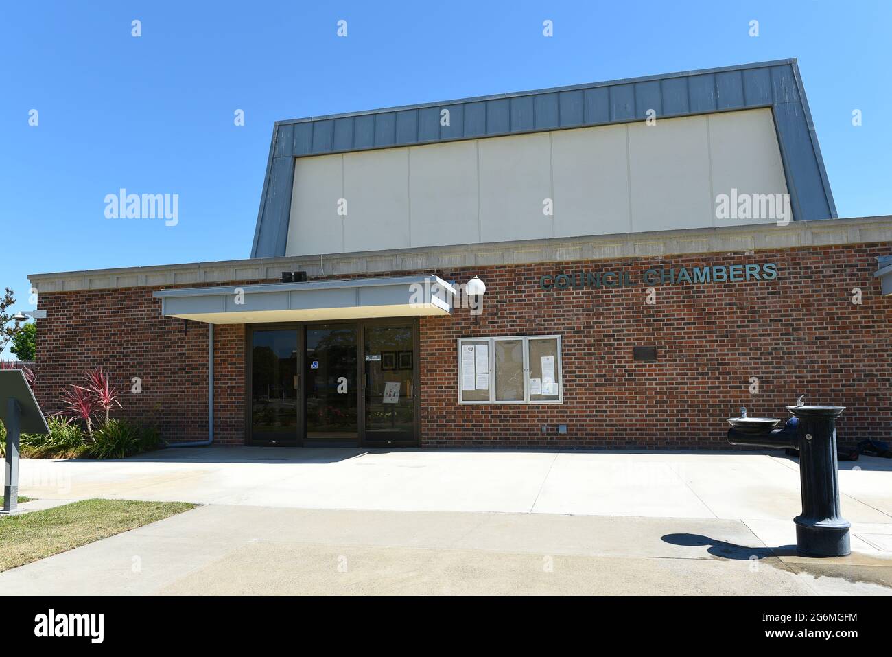 WESTMINSTER, CALIFORNIA - 5 LUGLIO 2021: Il Westminster Council Chambers edificio al Civic Center. Foto Stock