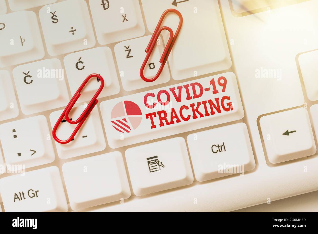Testo scritto a mano Covid 19 Tracking. Panoramica aziendale processo di distinzione dei possibili individui infetti navigazione Internet e online Foto Stock