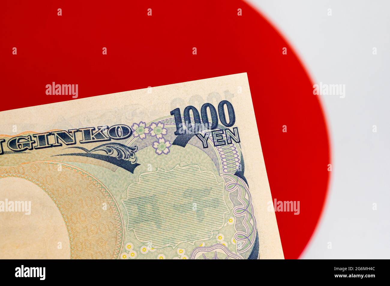 Giappone 1000 yen denaro e bandiera. Concetto di guerra commerciale giapponese, economia e mercato finanziario Foto Stock