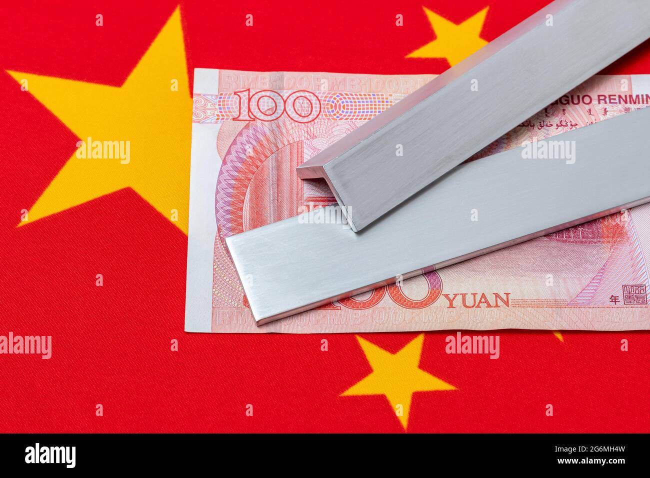 Alluminio metallo, bandiera della Cina e 100 yuan fattura. Concetto di guerra commerciale, tariffe, commercio equo e industria siderurgica. Foto Stock