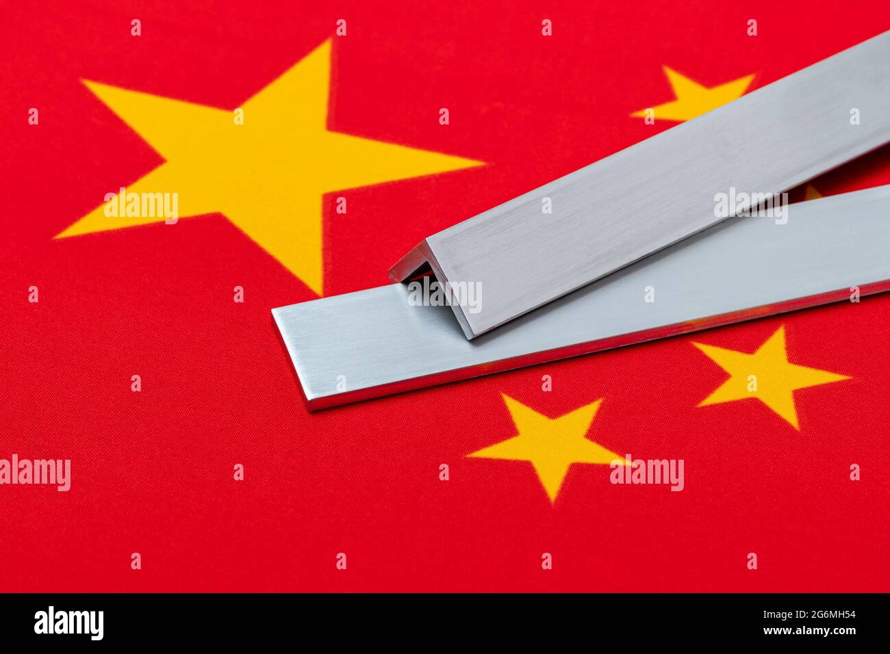 Stock di alluminio metallico e bandiera della Cina. Concetto di guerra commerciale, tariffe, commercio equo e industria siderurgica. Foto Stock