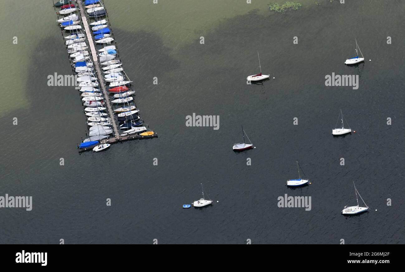 07 luglio 2021, Bavaria, Utting am Ammersee: Le barche sono sdraiate in acqua sull'Ammersee vicino ad un molo. (Vista aerea da un aereo sportivo) Foto: Tobias Hase/tha/dpa Foto Stock