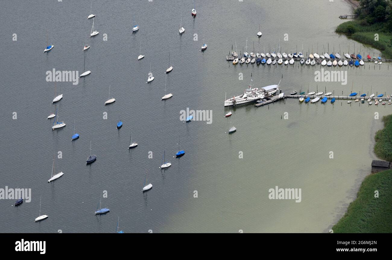 07 luglio 2021, Bavaria, Utting am Ammersee: Le barche sono sdraiate in acqua sull'Ammersee vicino ad un molo. (Vista aerea da un aereo sportivo) Foto: Tobias Hase/tha/dpa Foto Stock