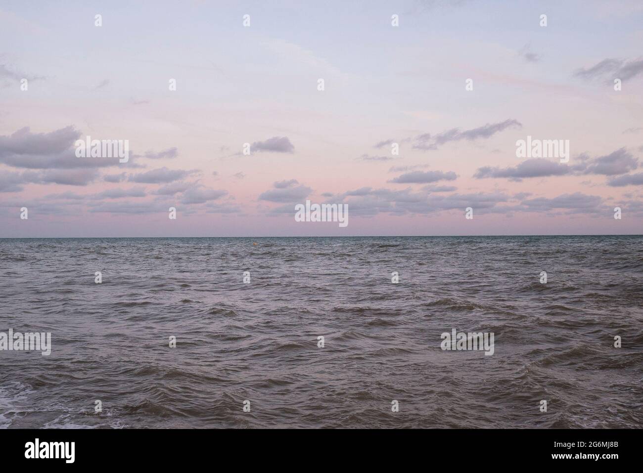 Un Seape del canale inglese al largo della spiaggia a Brighton, East Sussex, Regno Unito a Dusk Foto Stock