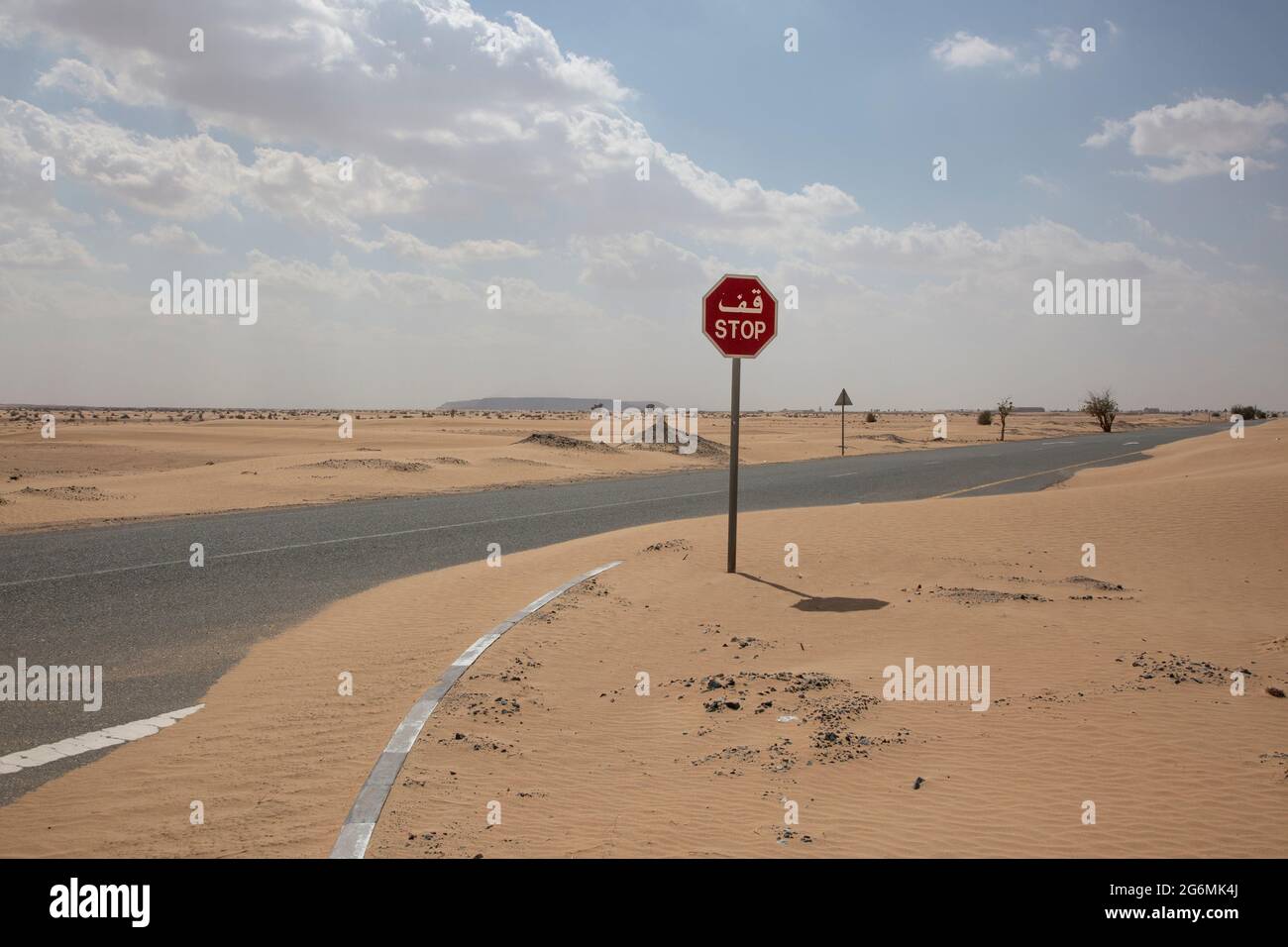Intorno alla città di Dubai si trova il deserto. Foto Stock