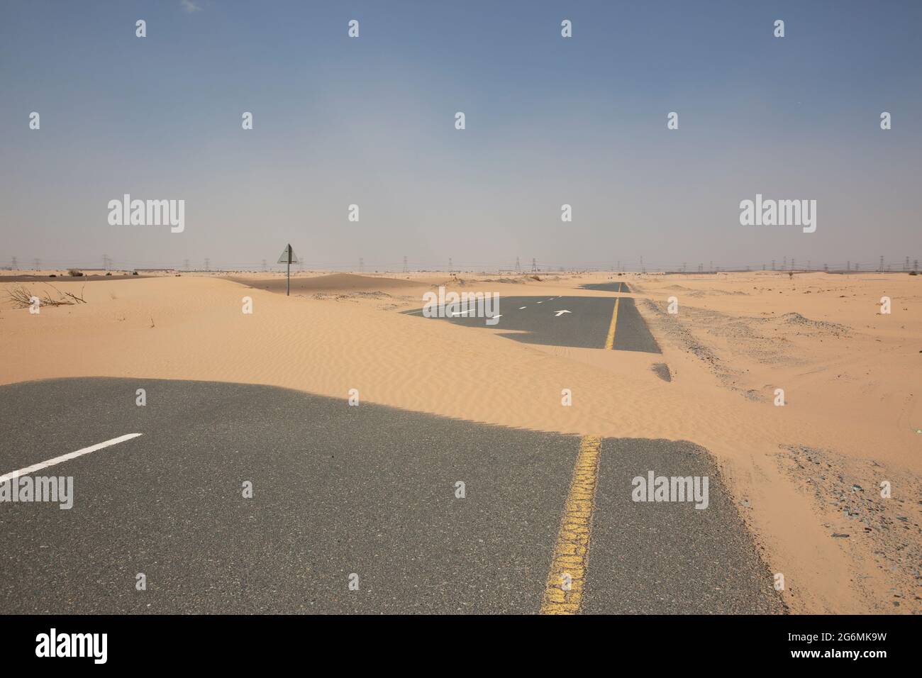 Sabbia che copre la strada a Dubai, Emirati Arabi Uniti. Foto Stock