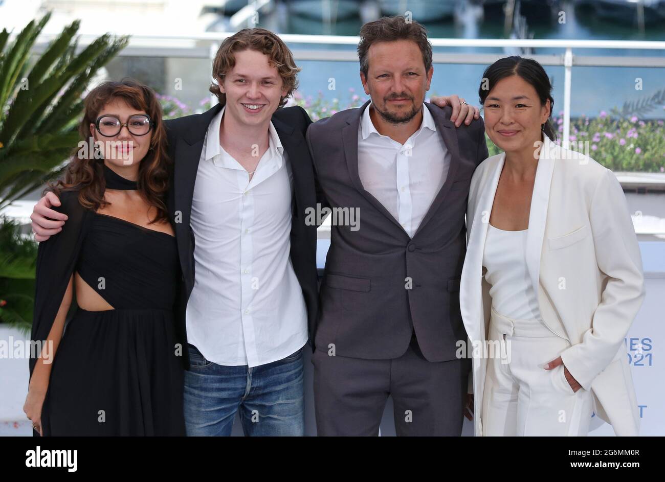 Cannes, Francia. 07 luglio 2021. (Da L a R) Mercedes Kilmer, Jack Kilmer, Leo Scott e Ting Poo arrivano a una fotocellula per il film 'Val' durante il 74a edizione del Festival Internazionale del Cinema di Cannes, in Francia, mercoledì 7 luglio 2021. Foto di David Silpa/UPI Credit: UPI/Alamy Live News Foto Stock