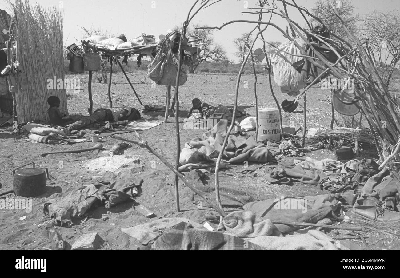 Botswana: Un campo di boscimani con semplici capanne alle colline di Tsodillo nel Delta dell'Okavango all'interno del Kalahari centrale Foto Stock