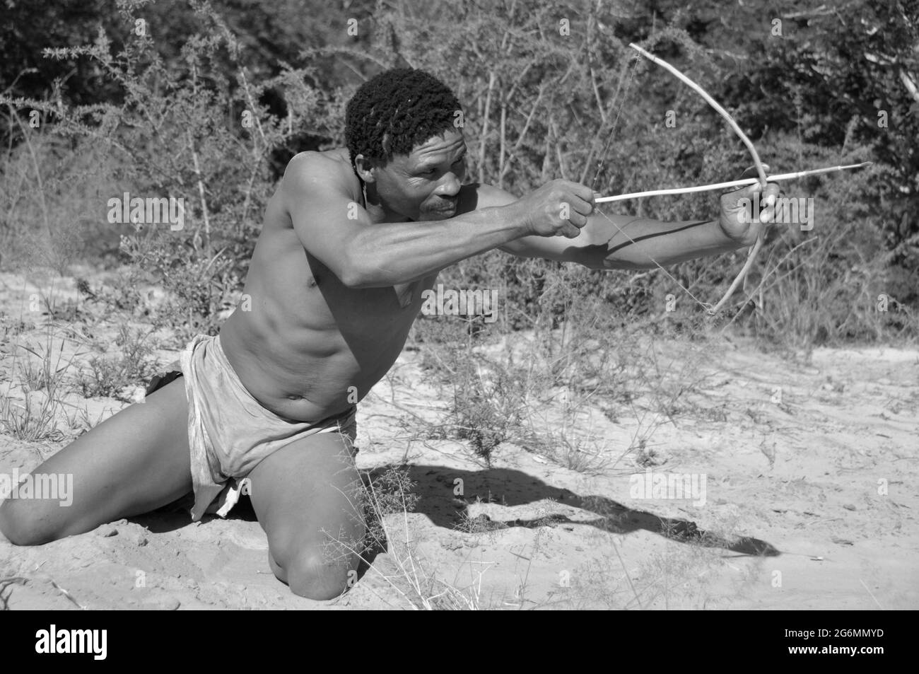 Botswana: Un cacciatore di boscimani nei pressi delle colline di Tsodillo nel delta dell'Okavango all'interno del Kalahari centrale Foto Stock
