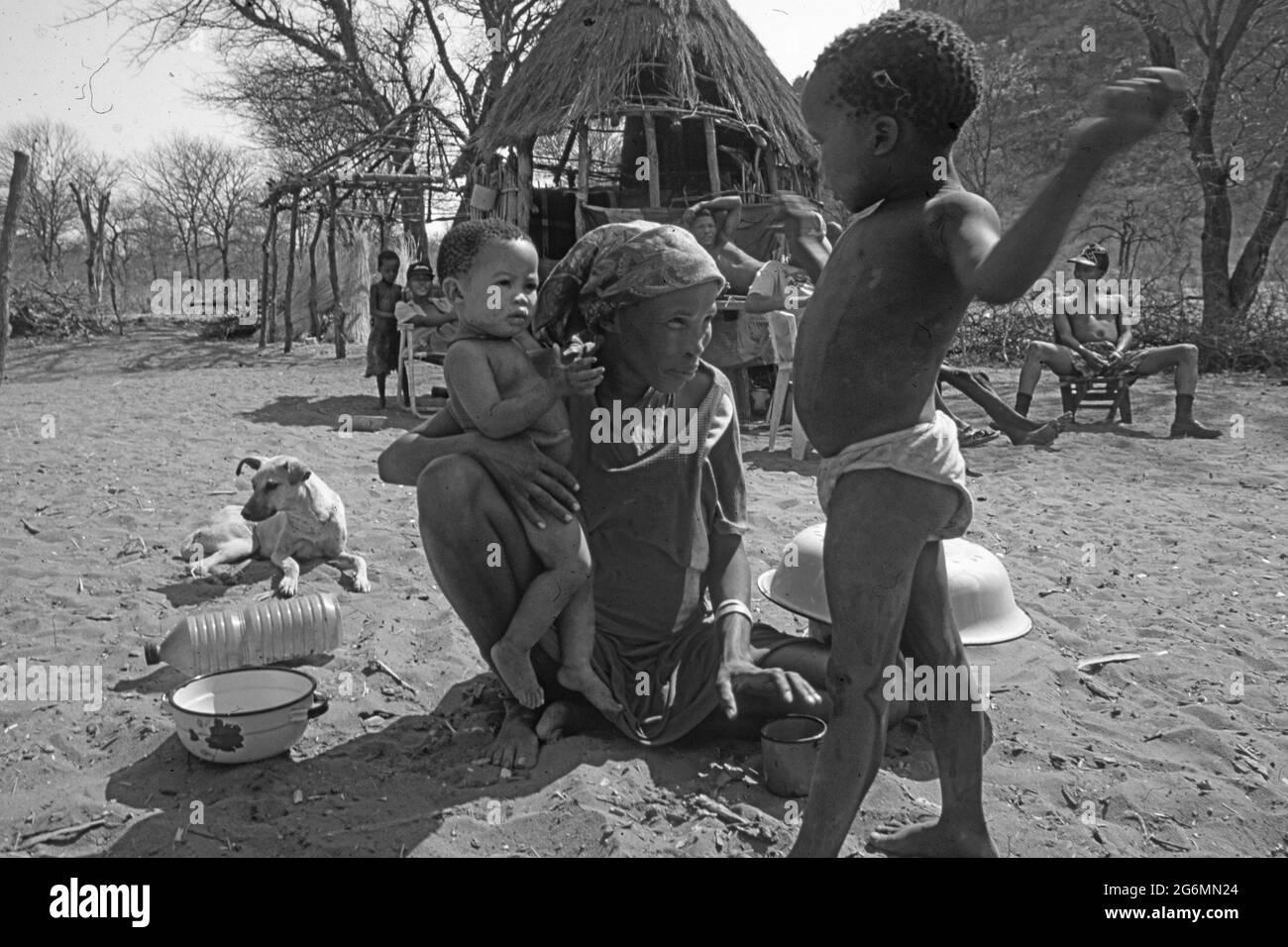 Botswana: Un campo di boscimani con semplici capanne alle colline di Tsodillo nel Delta dell'Okavango all'interno del Kalahari centrale Foto Stock