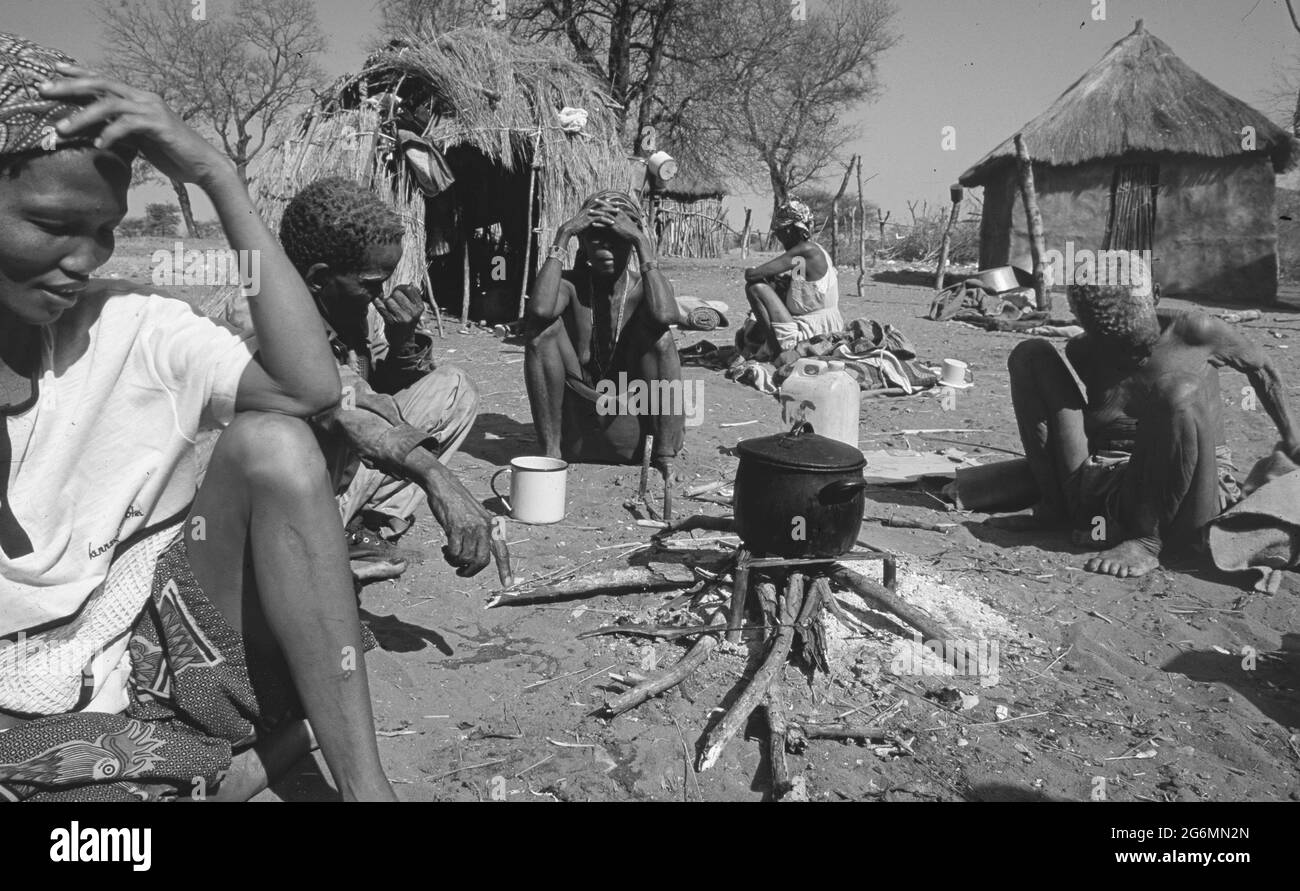 Botswana: Un campo di boscimani con semplici capanne alle colline di Tsodillo nel Delta dell'Okavango all'interno del Kalahari centrale Foto Stock