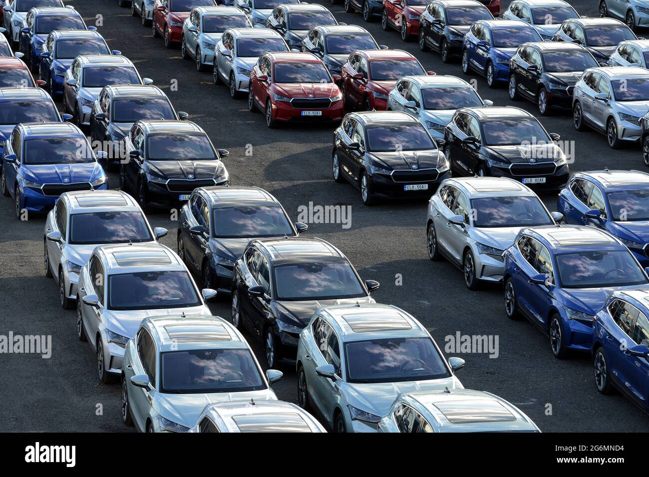 Mlada Boleslav, Repubblica Ceca. 7 luglio 2021. Nuove auto elettriche Enyaq IV Skoda Auto parcheggiata in un centro di distribuzione a Mlada Boleslav, nella Repubblica Ceca. Skoda Auto ha problemi con chips.The mancante anche la più recente riguarda il produttore di auto ceco Skoda Auto, e secondo sindacalisti locali, la società ha dovuto iniziare le interruzioni di produzione su alcune linee negli ultimi giorni. Una fabbrica di automobili Skoda Auto fabbrica un'unità di successo della Volkswagen tedesca preoccupazione. Credit: Slavek Ruta/ZUMA Wire/Alamy Live News Foto Stock