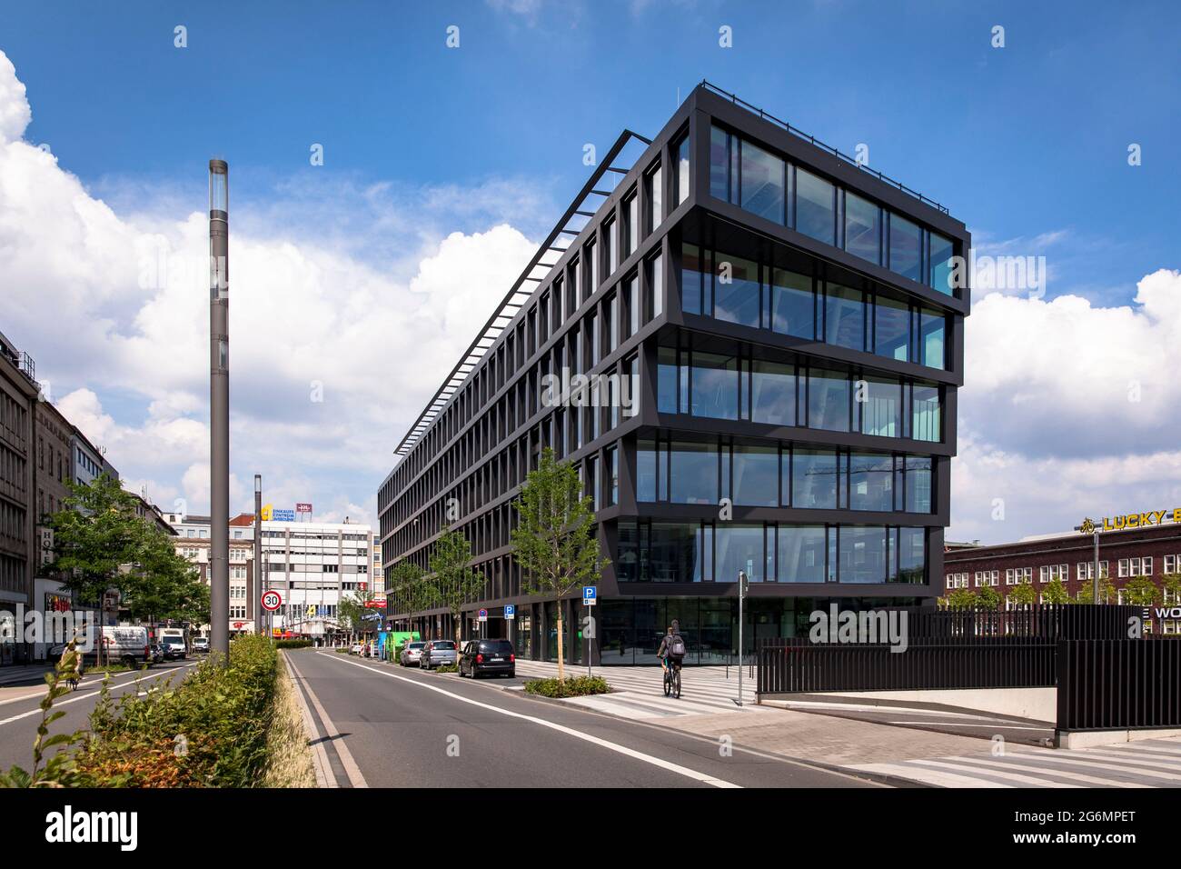 L'ufficio e l'edificio commerciale Mercator One a Portsmouthplatz vicino alla stazione centrale, Duisburg, Nord Reno-Westfalia, Germania. Architetto Hadi Tehera Foto Stock