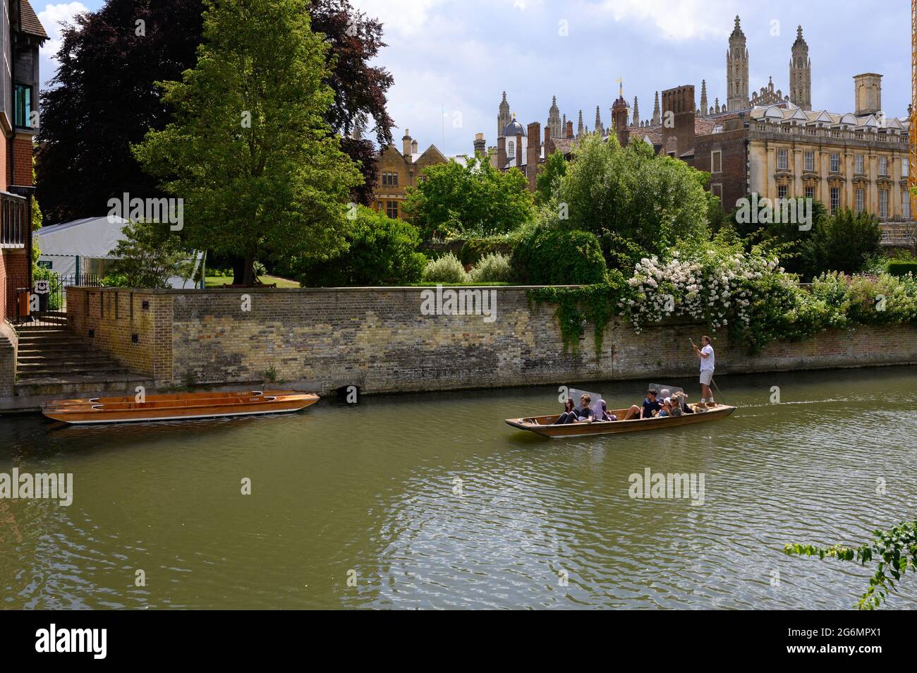 Punting sulla River Cam di Cambridge, Inghilterra. Foto Stock