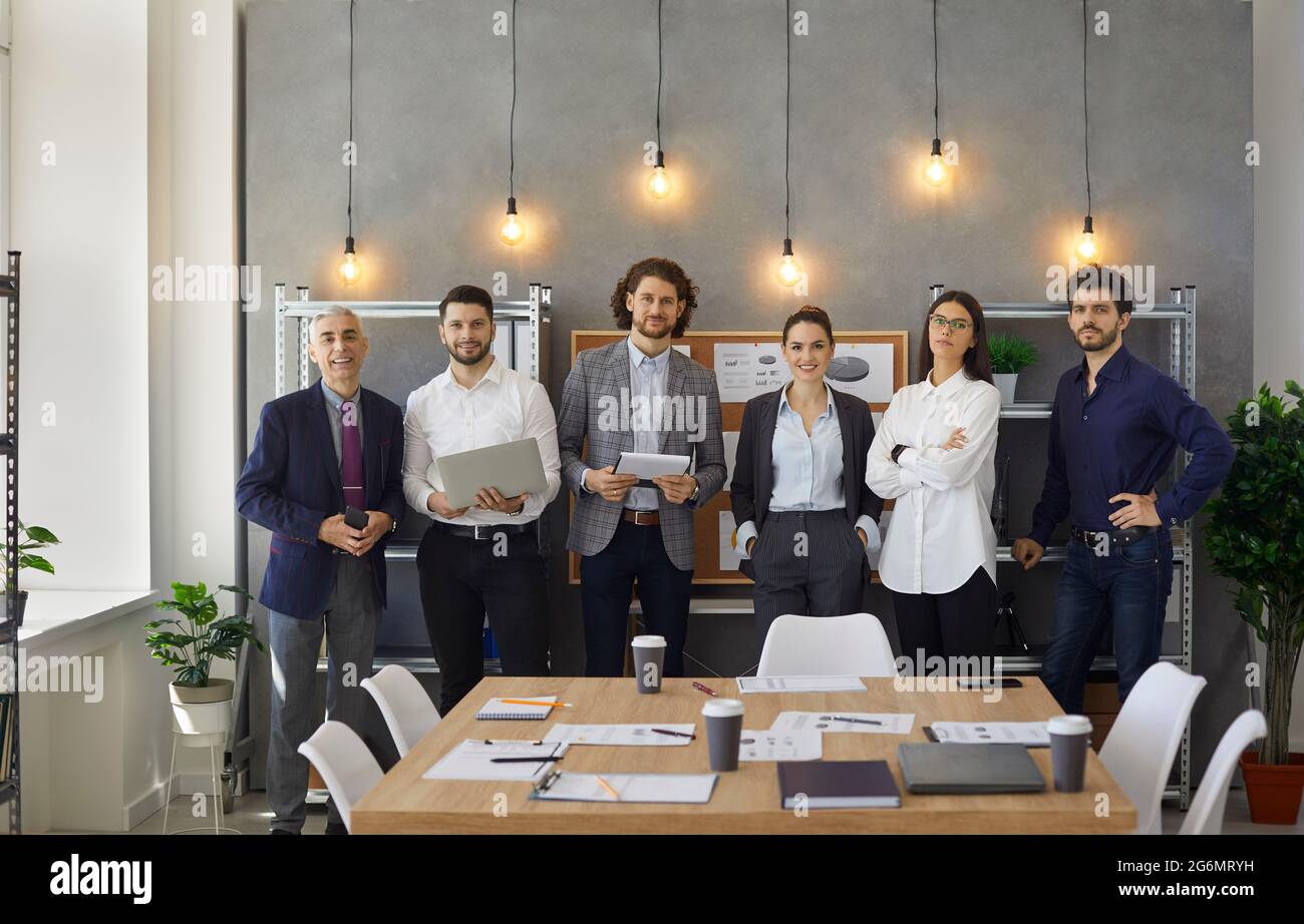 Ritratto di un team professionale dopo una riunione aziendale in un ufficio moderno Foto Stock