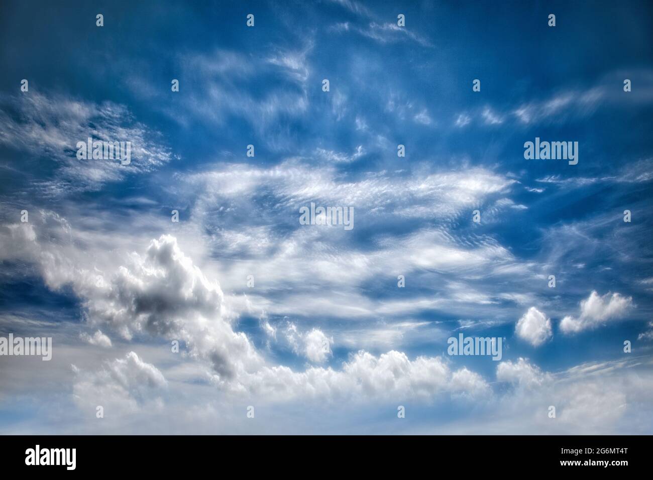 FOTOGRAFIA CONCETTUALE: Cielo blu con formazione di nubi drammatiche Foto Stock