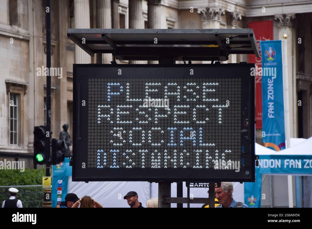 Londra, Regno Unito. 7 luglio 2021. Segno di allontanamento sociale a Trafalgar Square, dove vengono proiettate le partite, prima della semifinale di calcio inglese contro Danimarca Euro 2020 al Wembley Stadium. (Credit: Vuk Valcic / Alamy Live News) Foto Stock